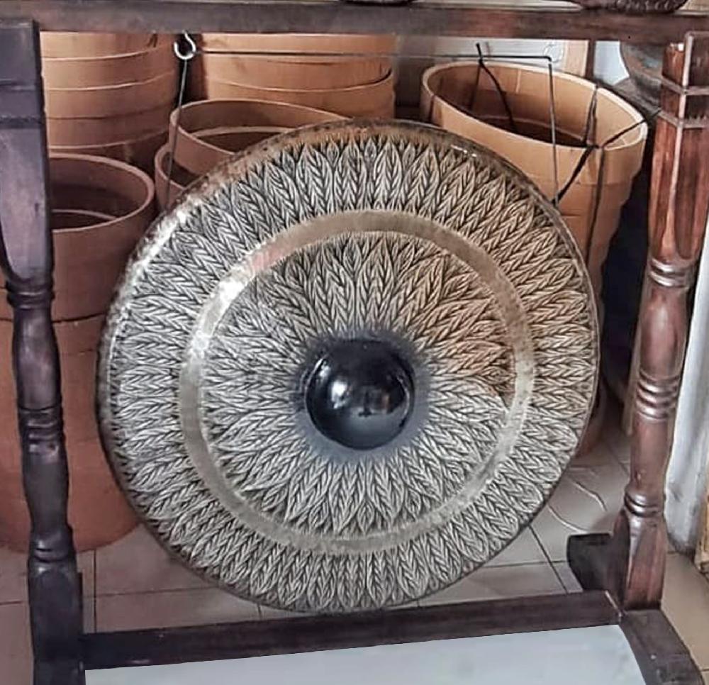 Large Gong In Brown Antique Stand - 80cm - Black - Pattern